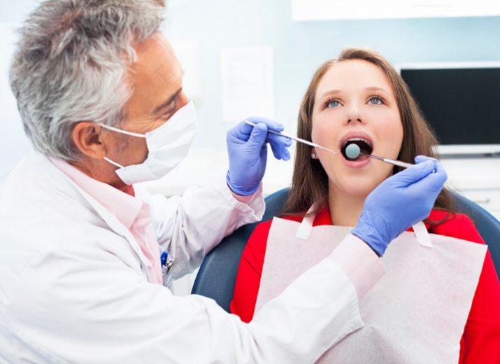 Nettoyage dentaire: à quelle fréquence faut-il vraiment faire un détartrage?