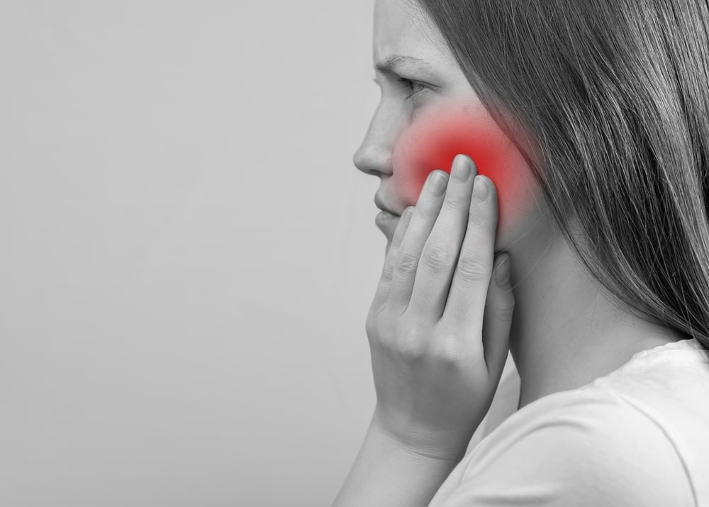 La rougeur et la douleur ressentie au visage illustrent une urgence dentaire