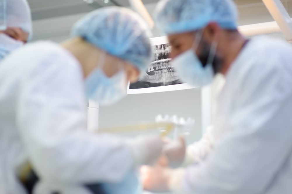 Photo floue d'une chirurgie dentaire en cours de réalisation en clinique