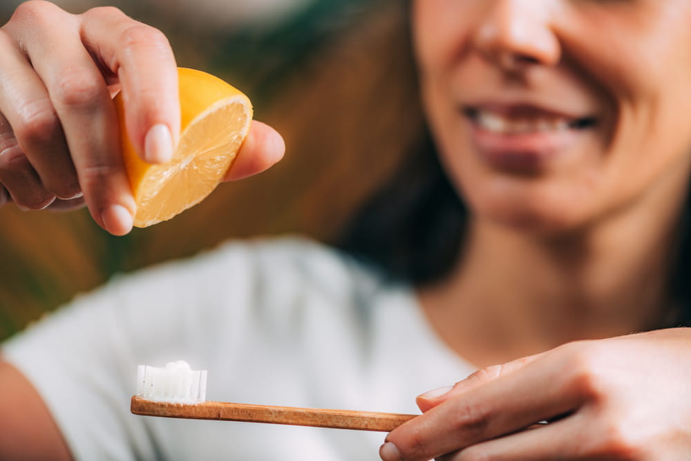 Une femme essaye une technique de blanchiment des dents avec du citron, qui n'est pas sans risque